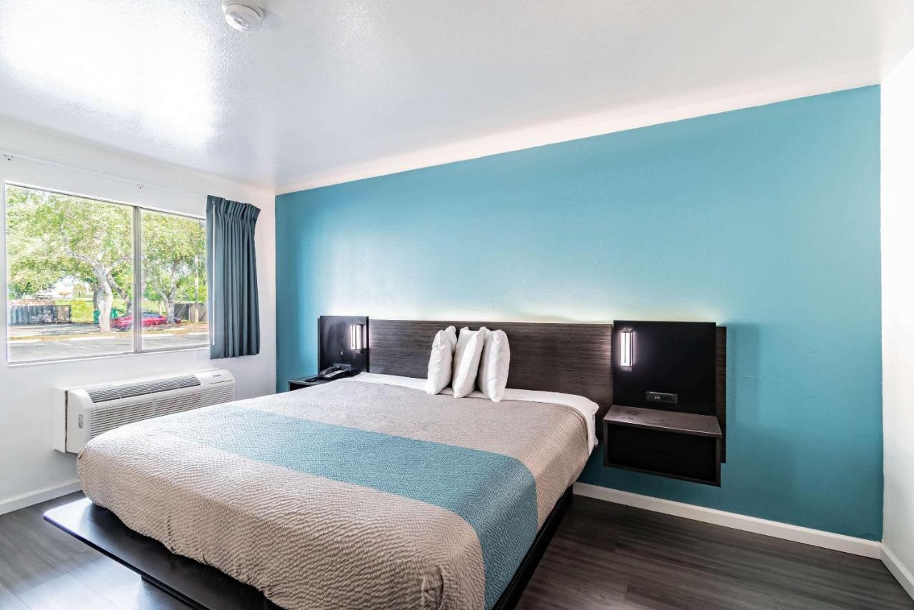 Motel 6 Tampa Near Fairgrounds - Casino المظهر الخارجي الصورة