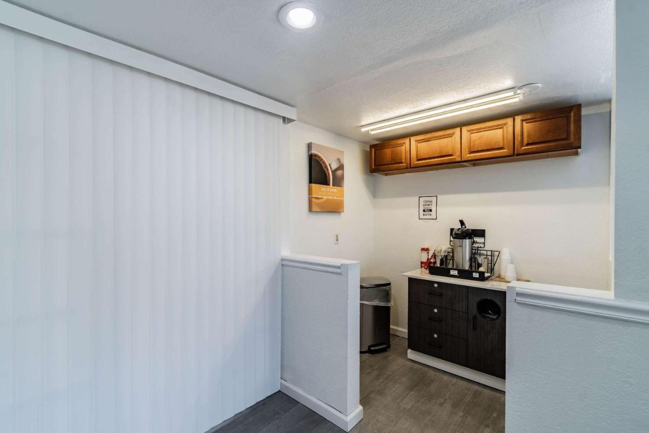 Motel 6 Tampa Near Fairgrounds - Casino المظهر الخارجي الصورة